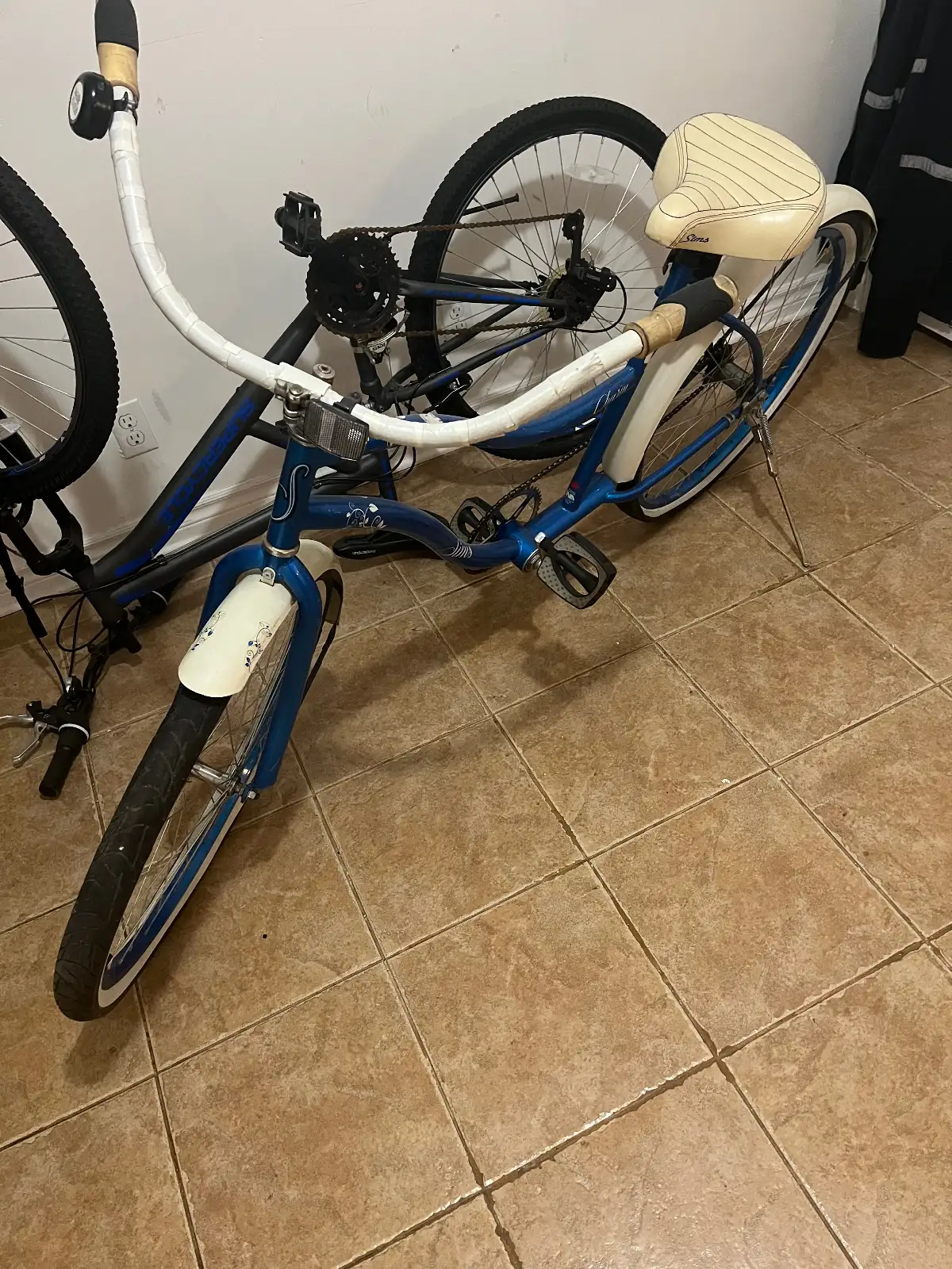 Vélo de ville bleu