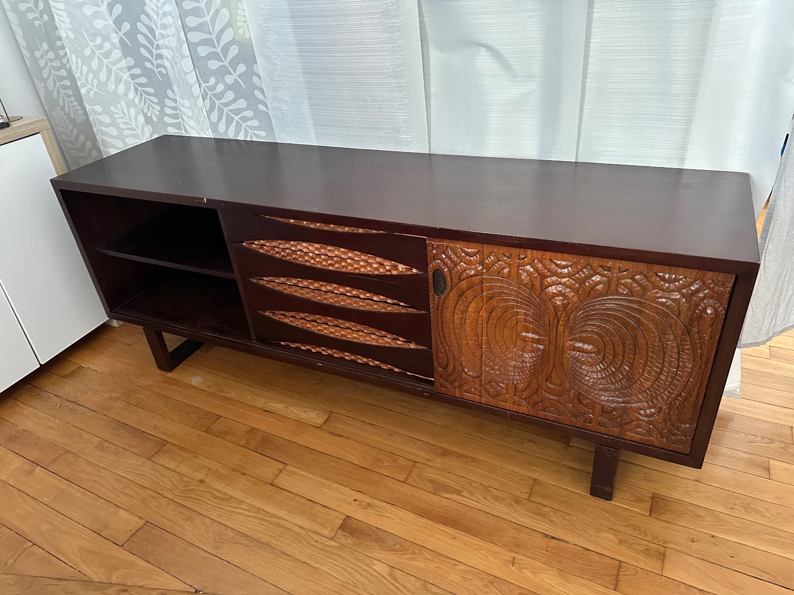 Buffet en bois sculpté
