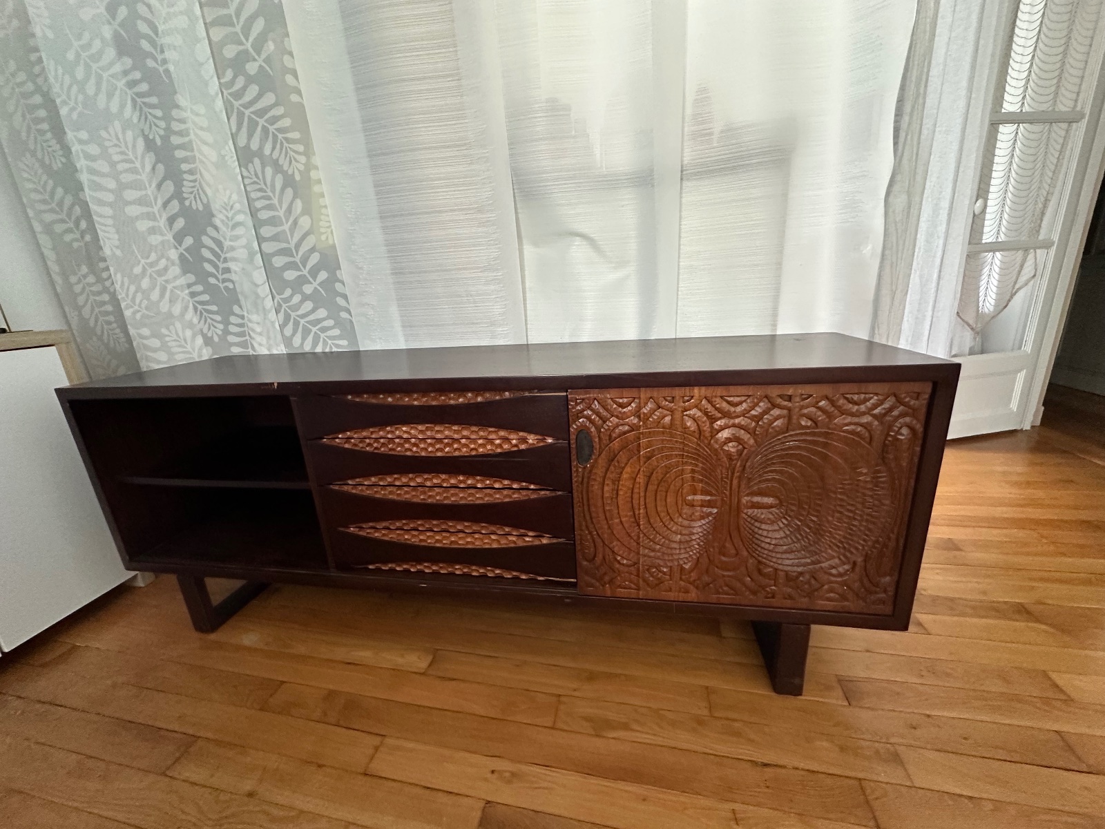 Buffet bas en bois sculpté