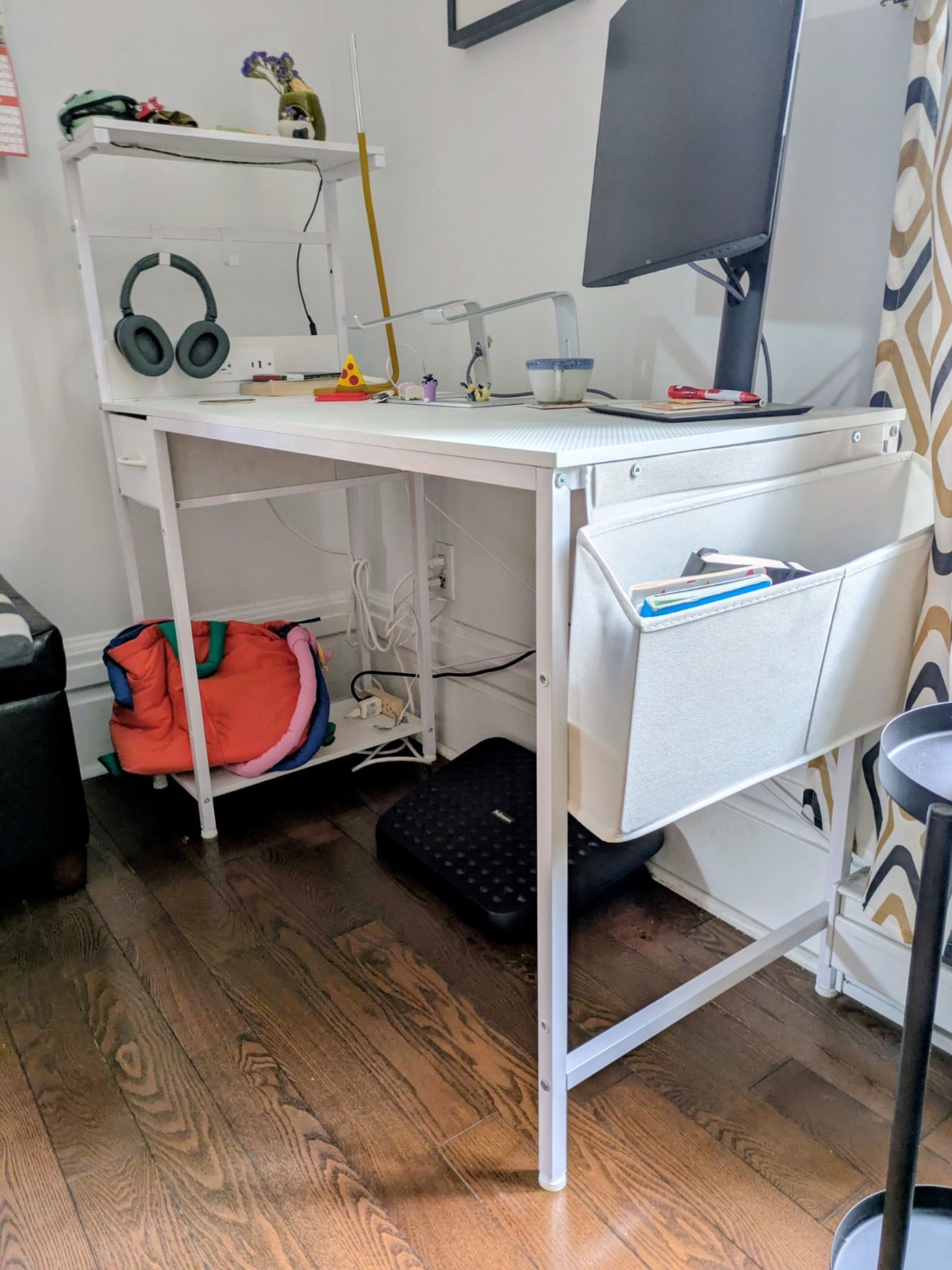 Bureau blanc compact, réversible et pratique