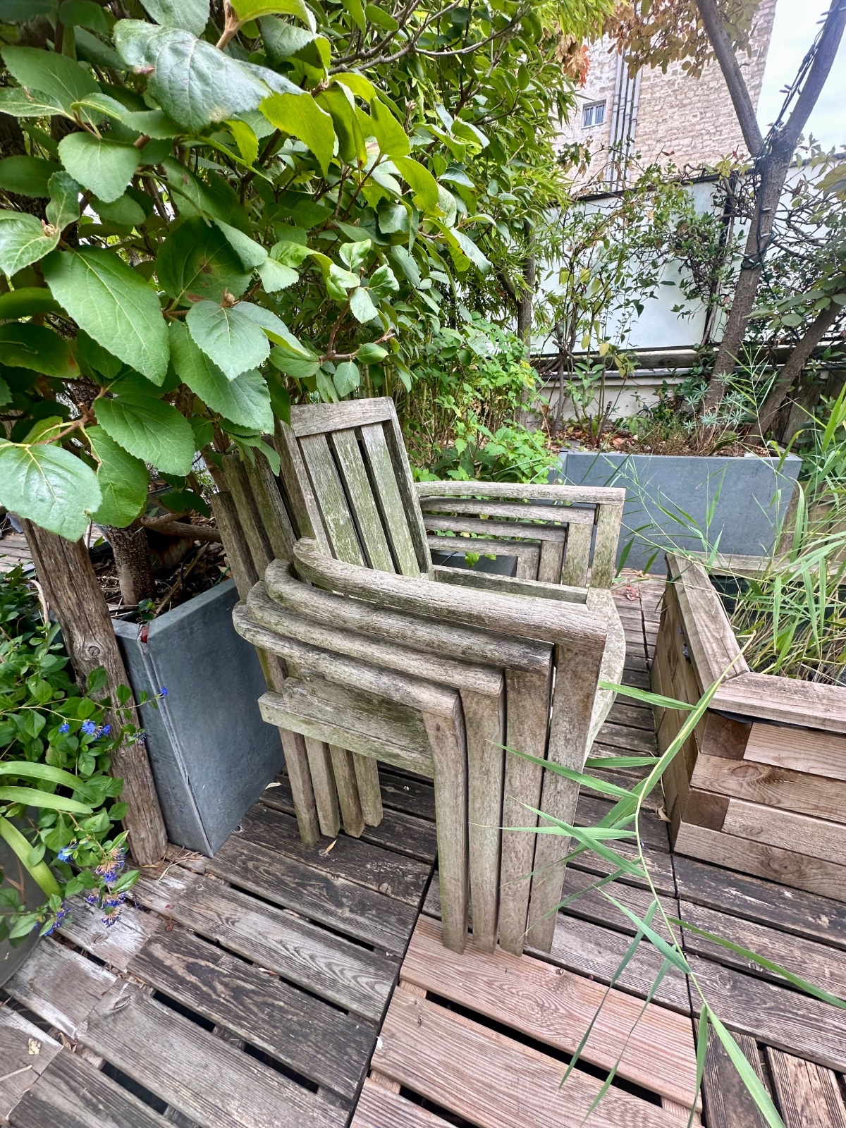 Chaises de jardin en  teck et table pour 8 personnes, à poncer et l'assurer