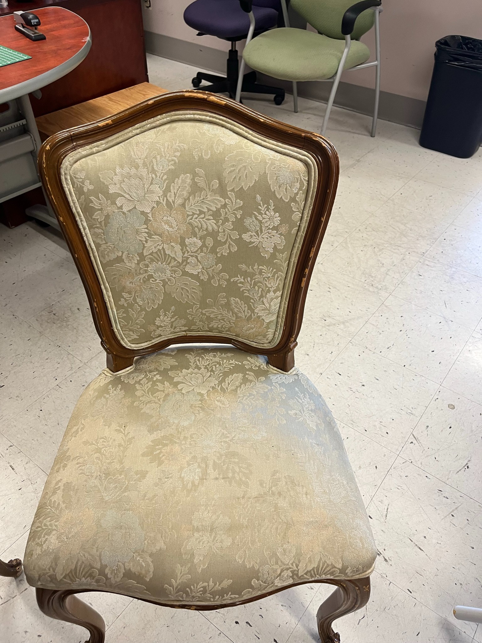 Chaise en bois sculpté