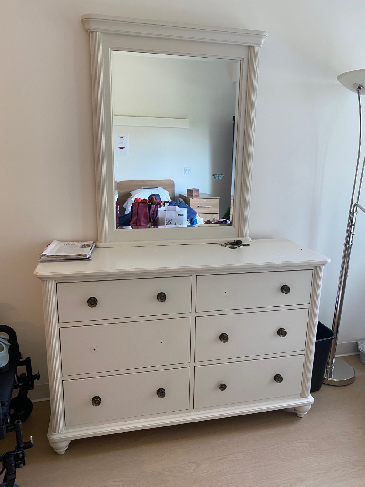 Commode blanche avec miroir