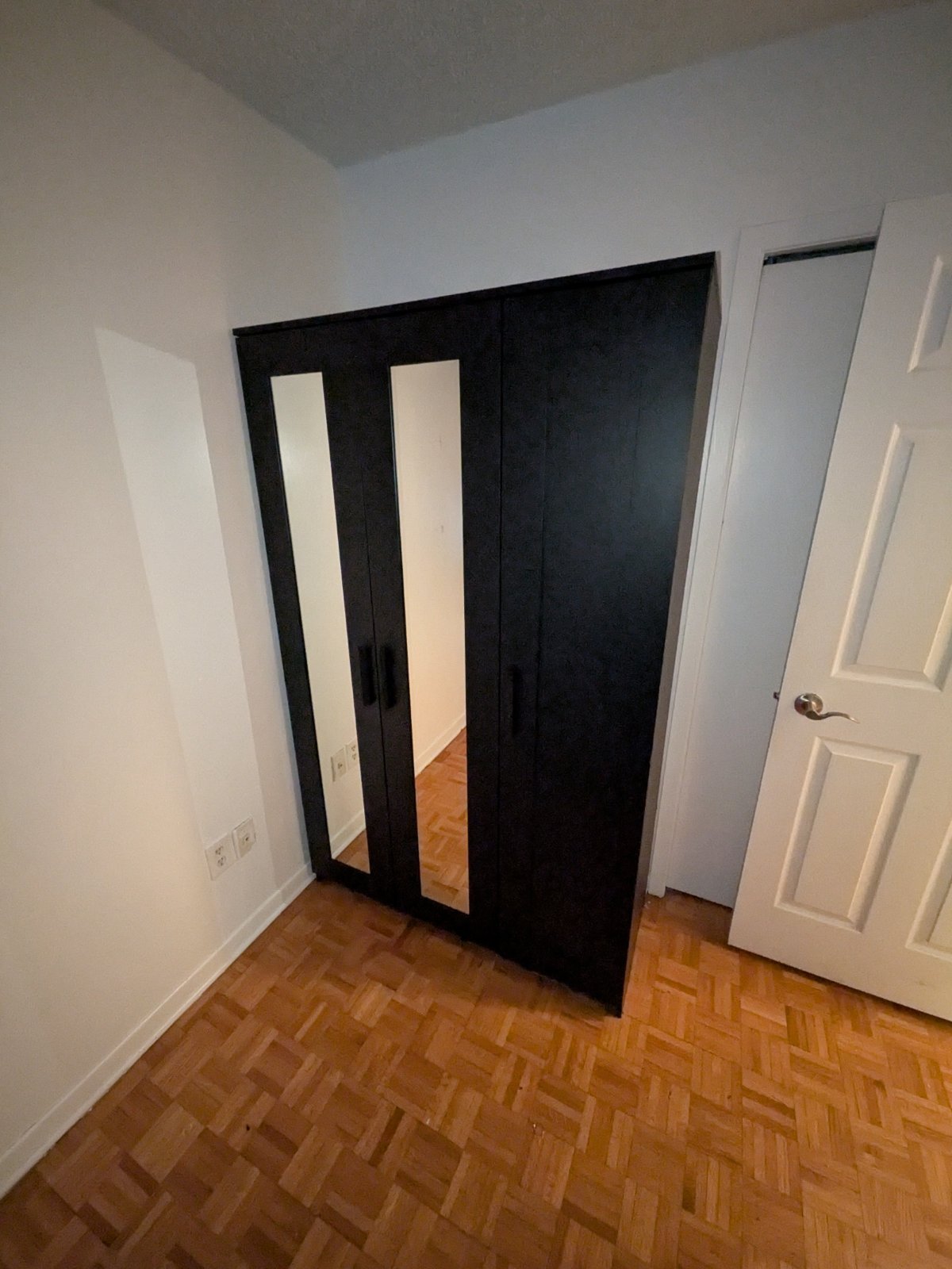 Garde-robe noire avec miroirs