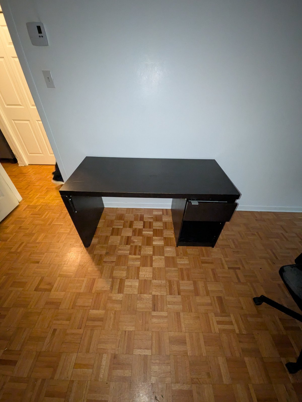 Bureau d'ordinateur noir