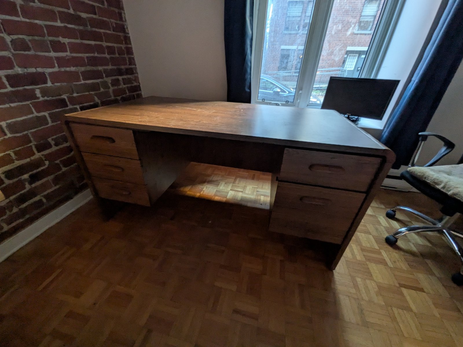 Bureau en bois avec tiroirs