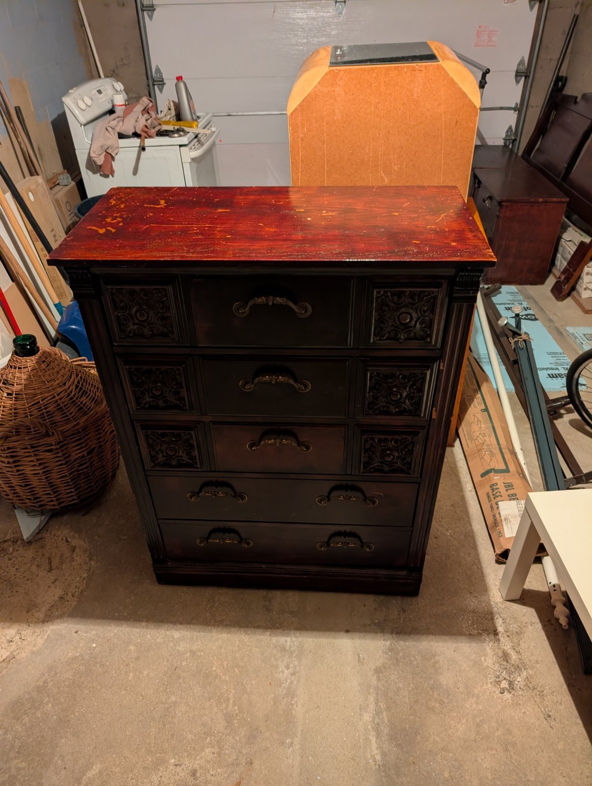 Commode en bois foncé
