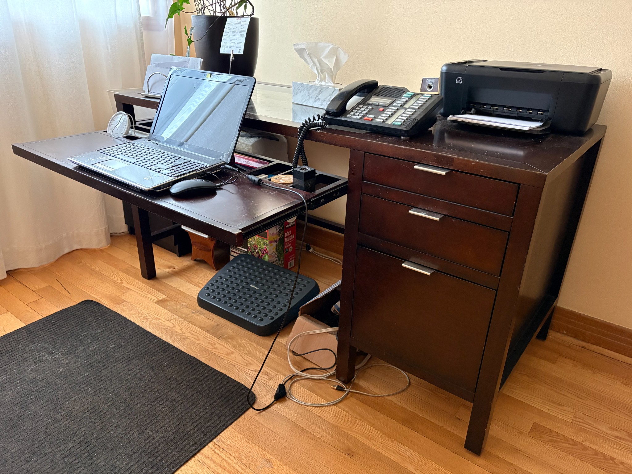 Bureau d'ordinateur avec classeur intégré