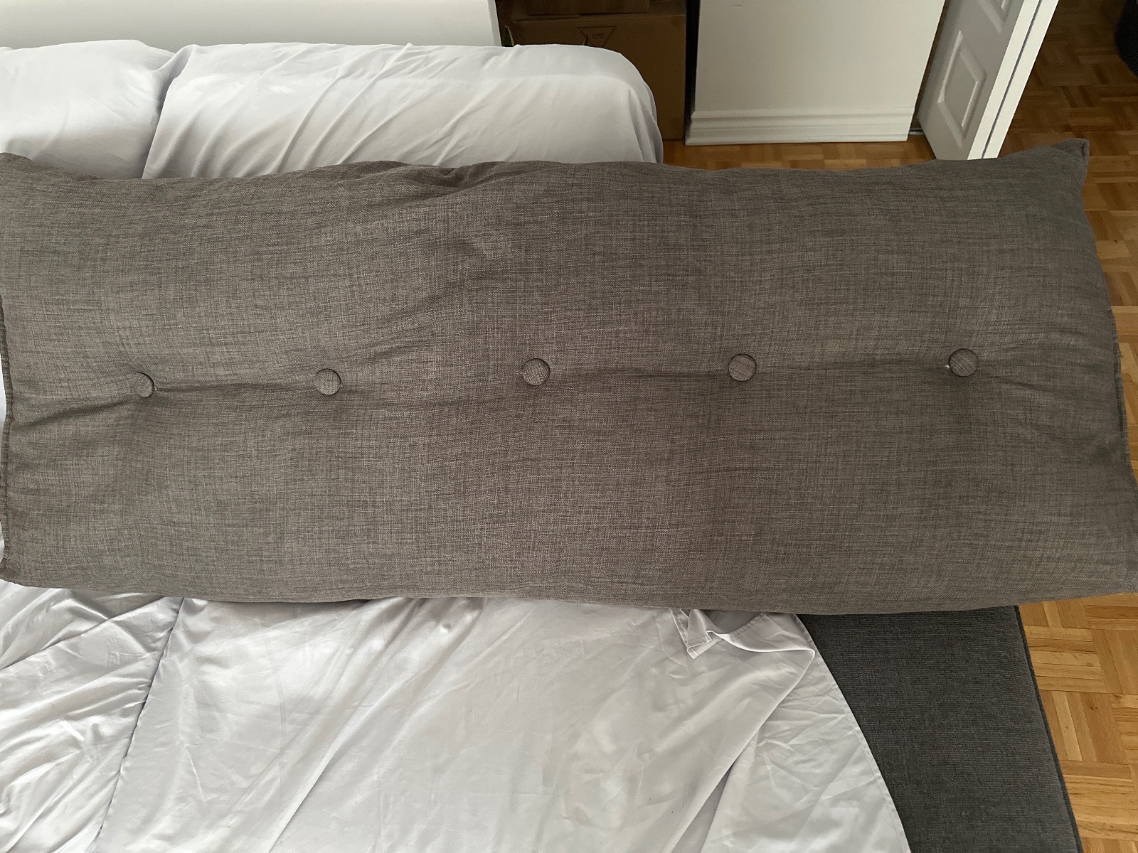 Traversin gris avec boutons