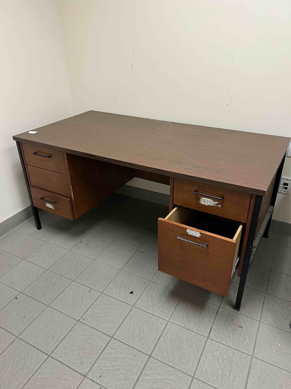 Bureau d'ordinateur brun