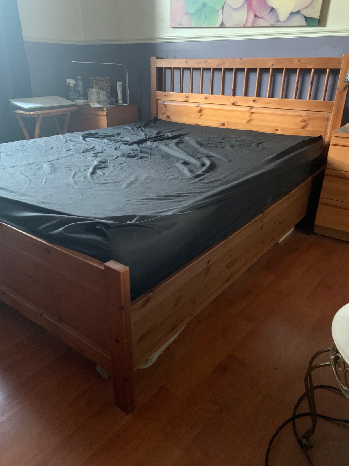 Lit Queen en bois IKEA (sans matelas)