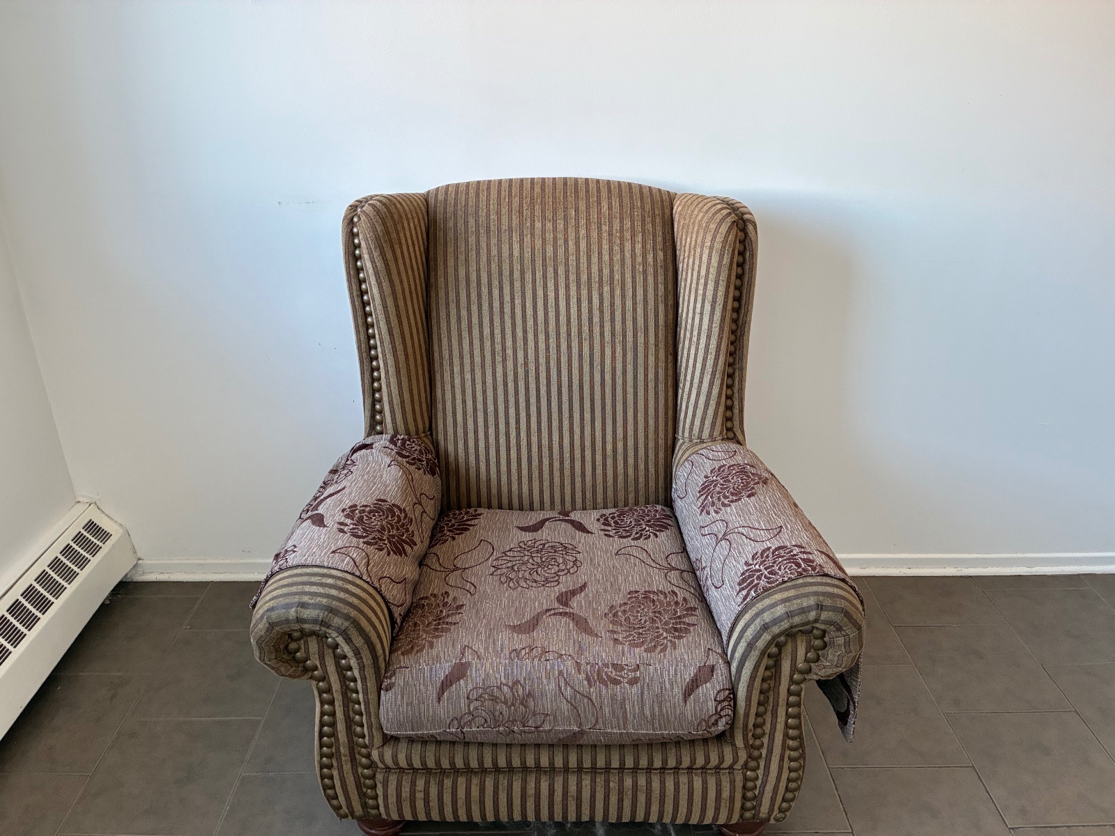 Fauteuil à oreilles rayé